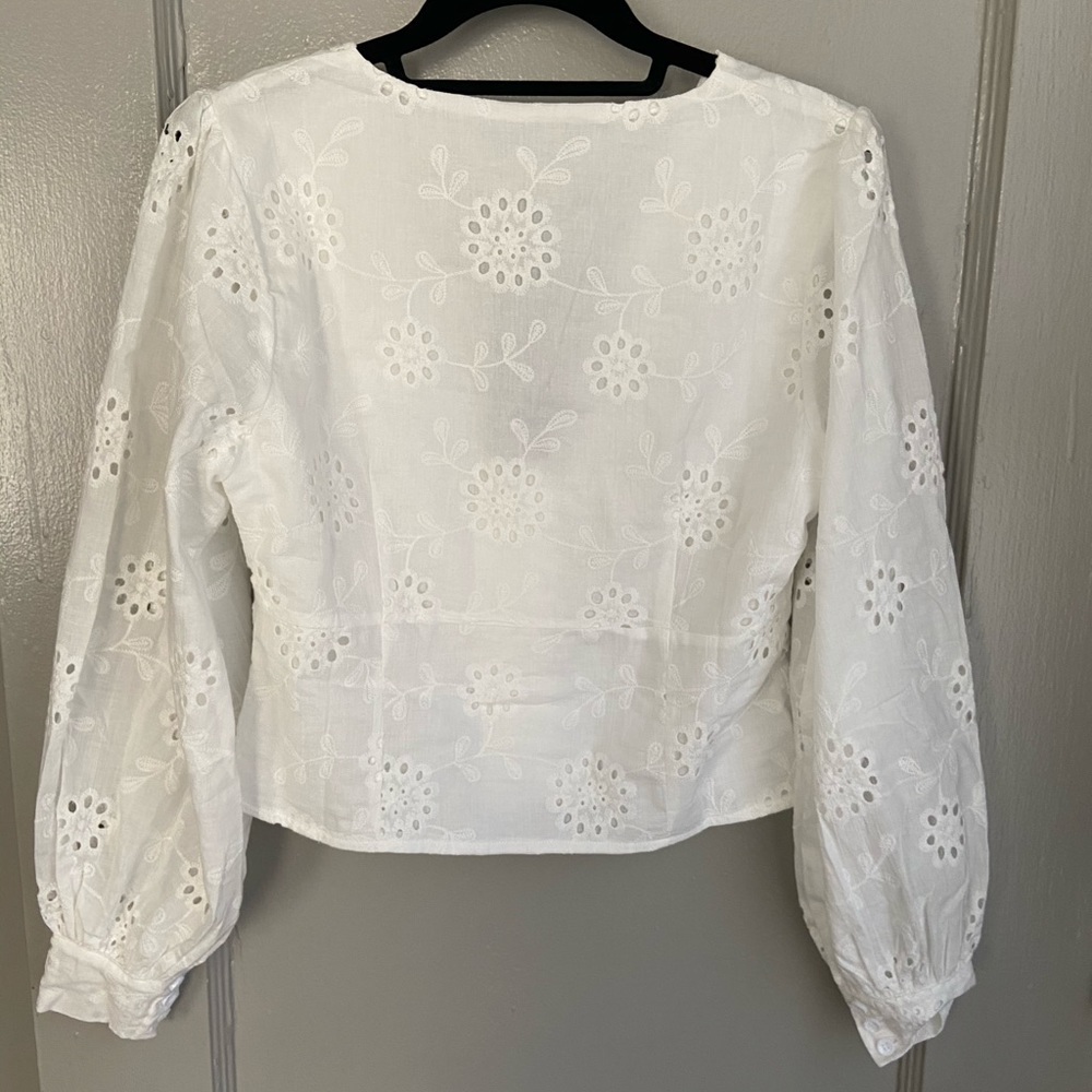 Trendy snap-up crop top - Picture 2 of 3